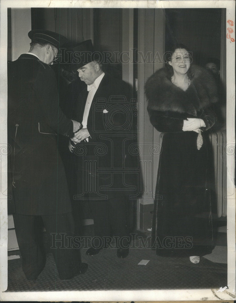 1956 Press Photo Mr. and Mrs, clearance Mac Kay - Historic Images