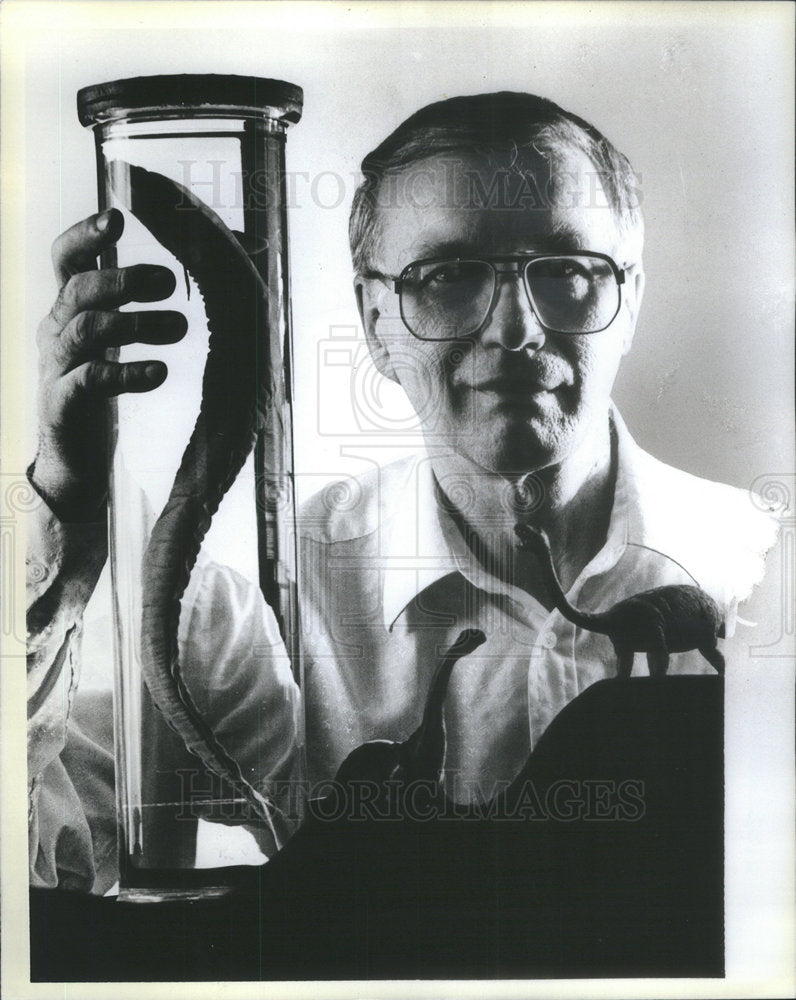 1985 Press Photo Roy Mackal Zoologist University Chicago Biochemist - Historic Images