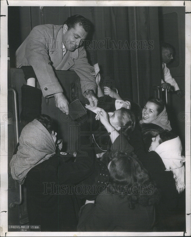 1948 fans Pleas One Autograph Tony Martin Train Los Angeles station - Historic Images