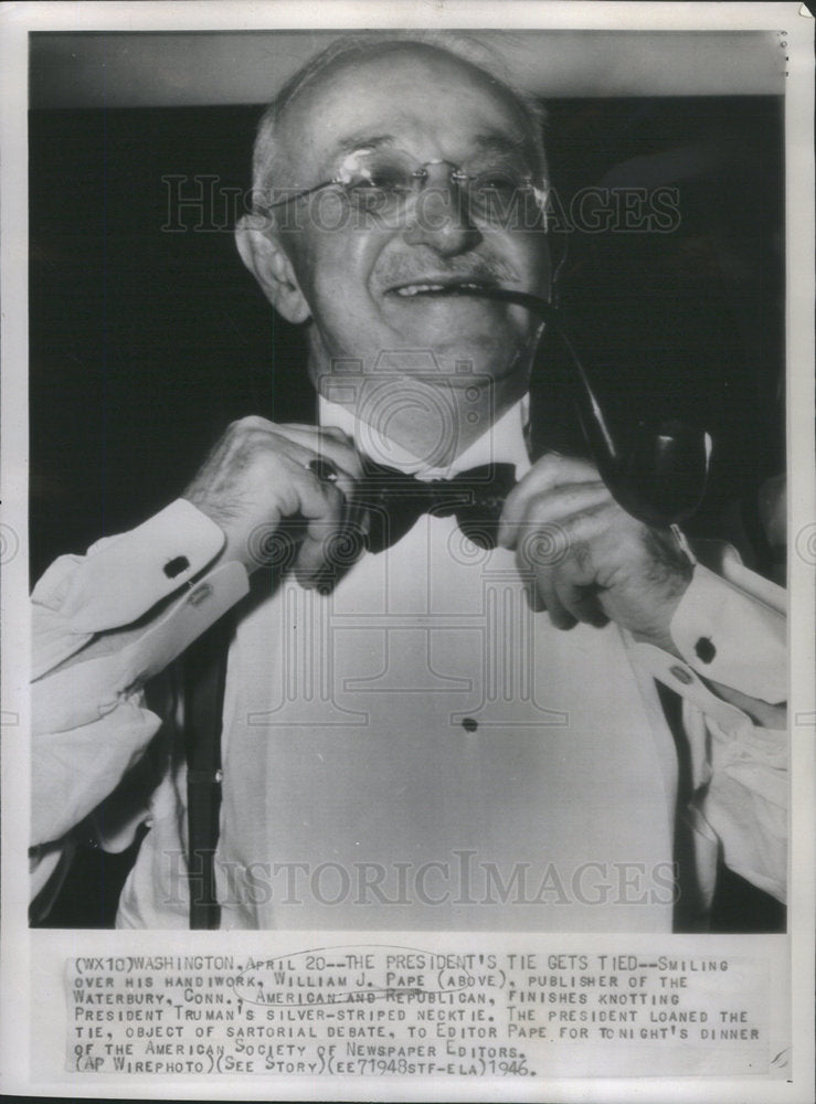 1946 Press Photo Waterbury Conn Publisher William J Pape Tying Pres Truman&#39;s Tie - Historic Images