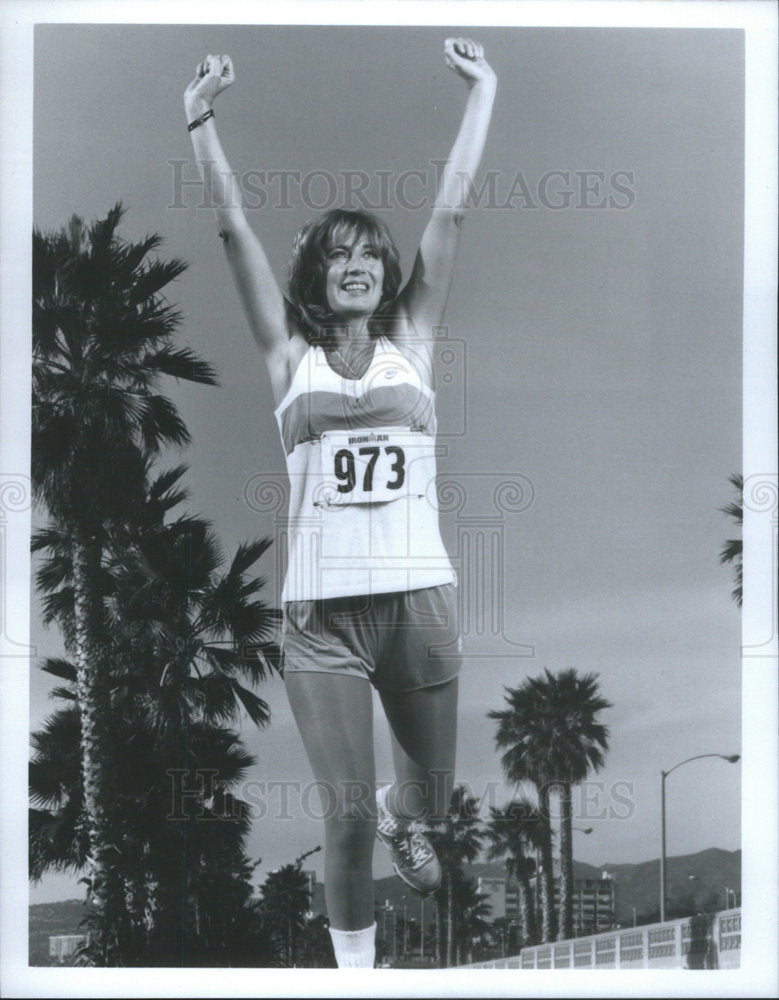 Press Photo Penny Marshall Hands Up In Victory In Challenge of a Lifetime - Historic Images