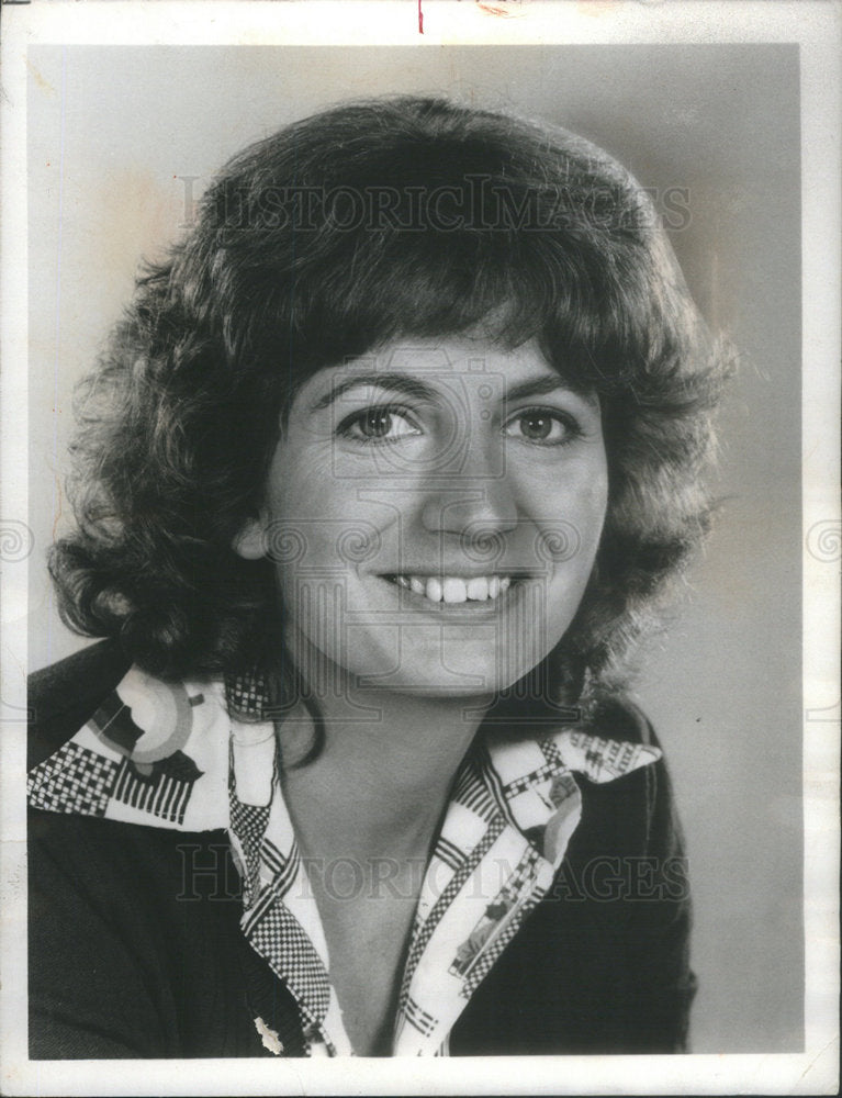 1977 Press Photo Penny Marshall Promoting Paul Sand In Friends And Lovers - Historic Images