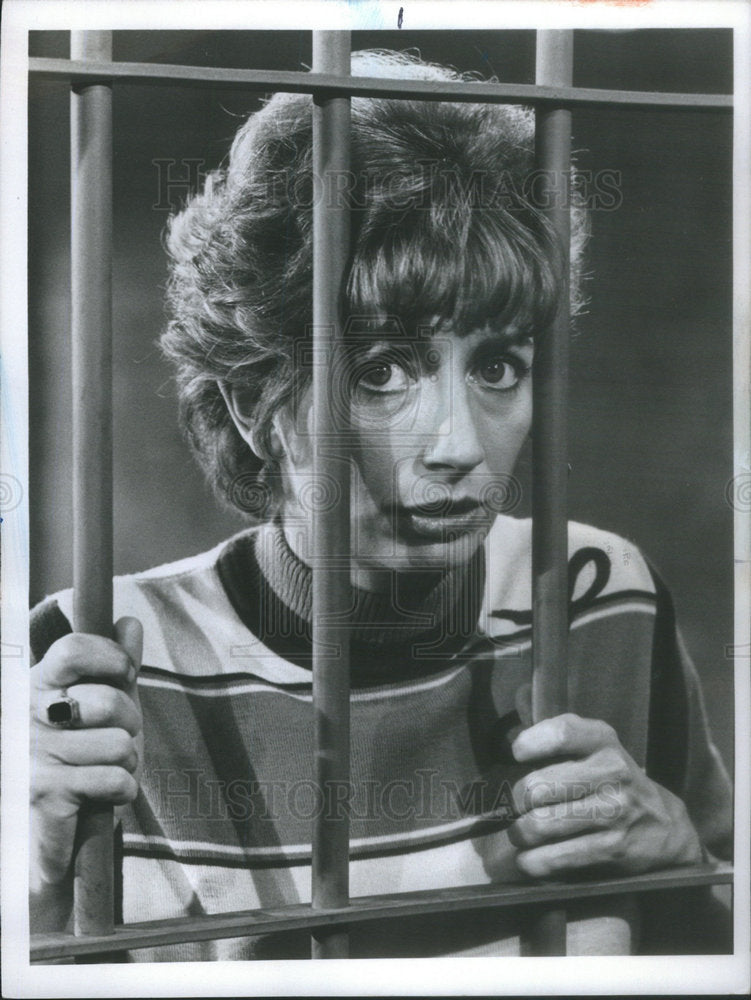 1977 Press Photo Laverne (Penny Marshall) is in Jail on &quot;Laverne &amp; Shirley&quot; - Historic Images