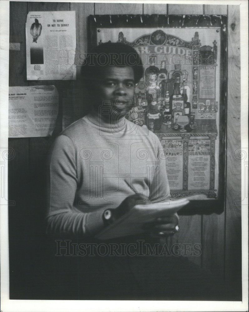 1976 Press Photo Tony Lowe, manager of Chances R restaurant in Skokie, IL - Historic Images