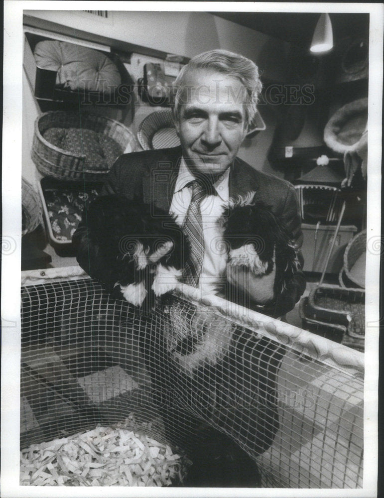 1972 Press Photo ABC News Correspondent Harry Reasoner Special Man Beast Puppies - Historic Images