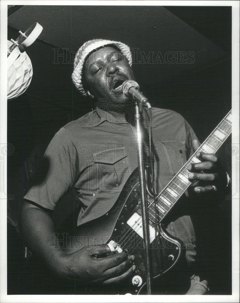 1977 Press Photo Chicago Blues man Magic Man Slim - Historic Images