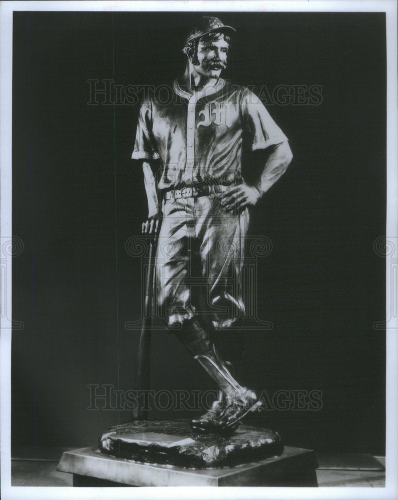 1989 Press Photo Mark Lundeen/Sculpture/Statue/Casey At Bat/Baseball - Historic Images