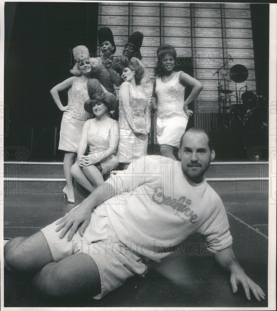 1987 Press Photo James Petrakis Producer of Beehive with Cast - Historic Images