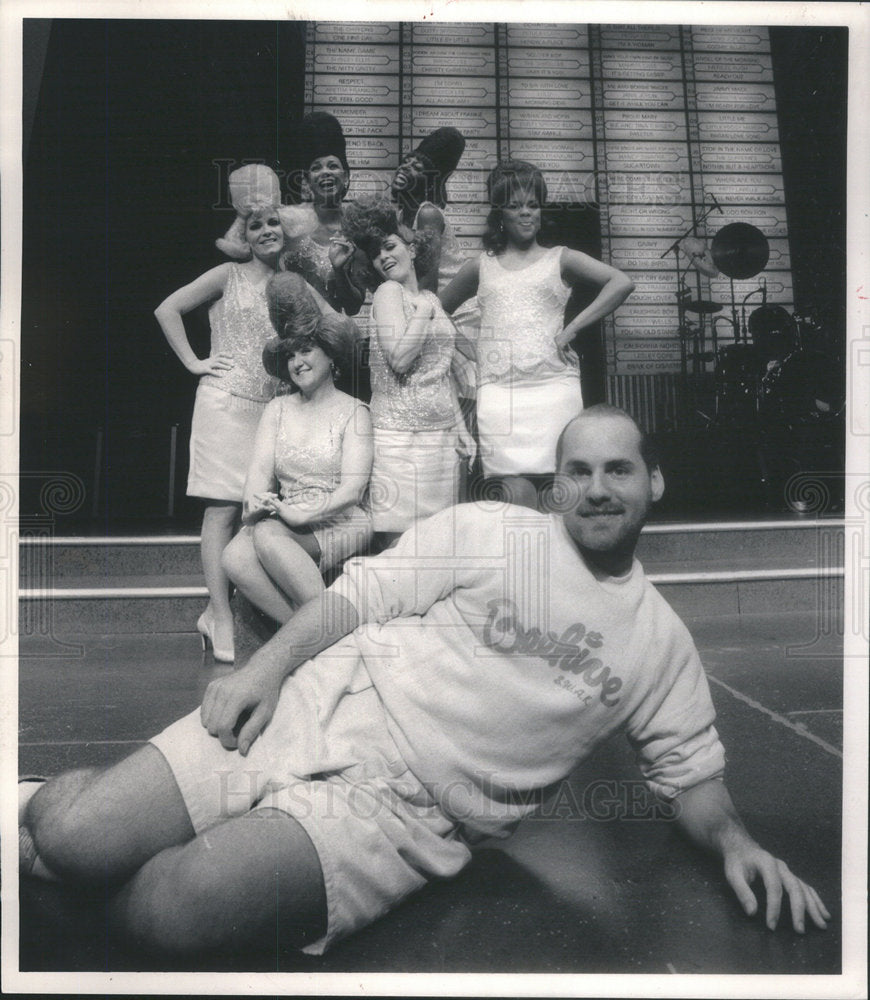 1987 Press Photo James Petrakis with his cast - Historic Images