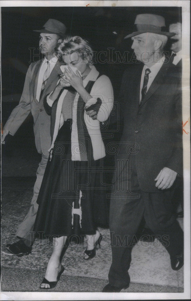 1960 Press Photo Mrs Selma Clark Marrone with two FBI agents - Historic Images