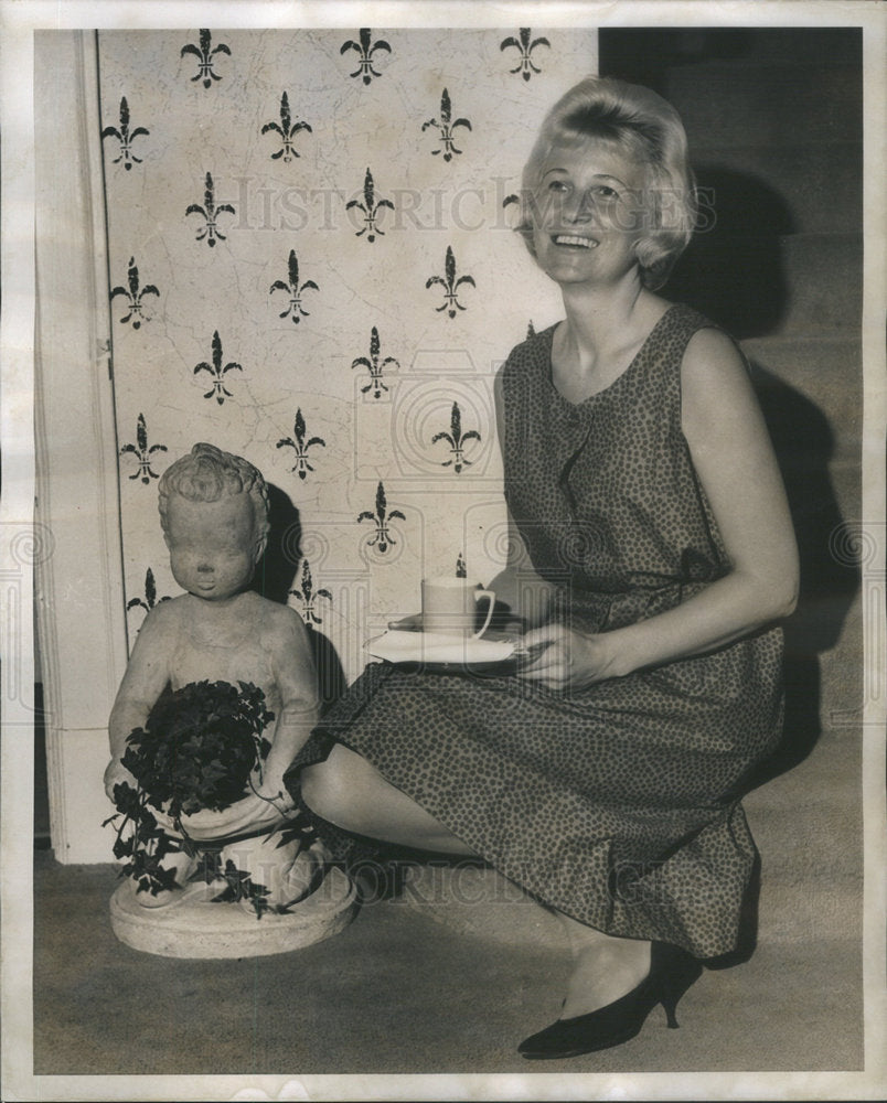 1962 Press Photo Mrs. Donald H. Palmer is Seated Having Coffee - Historic Images