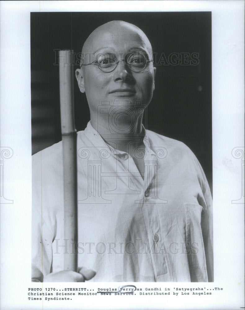 1982 Press Photo Douglas Perry as Gandhi in &quot;Satyagraha&quot; - Historic Images