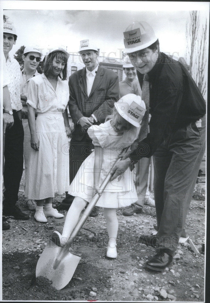 1989 Press Photo Steppenwolf Co-Founder Jeff Perry &amp; Daughter Breaking Ground - Historic Images