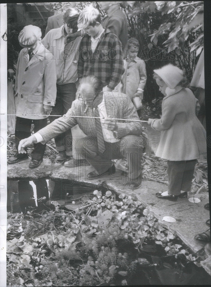 1958 Press Photo Elizabeth Czyzewski getting an assist with her tangled fishing line - Historic Images