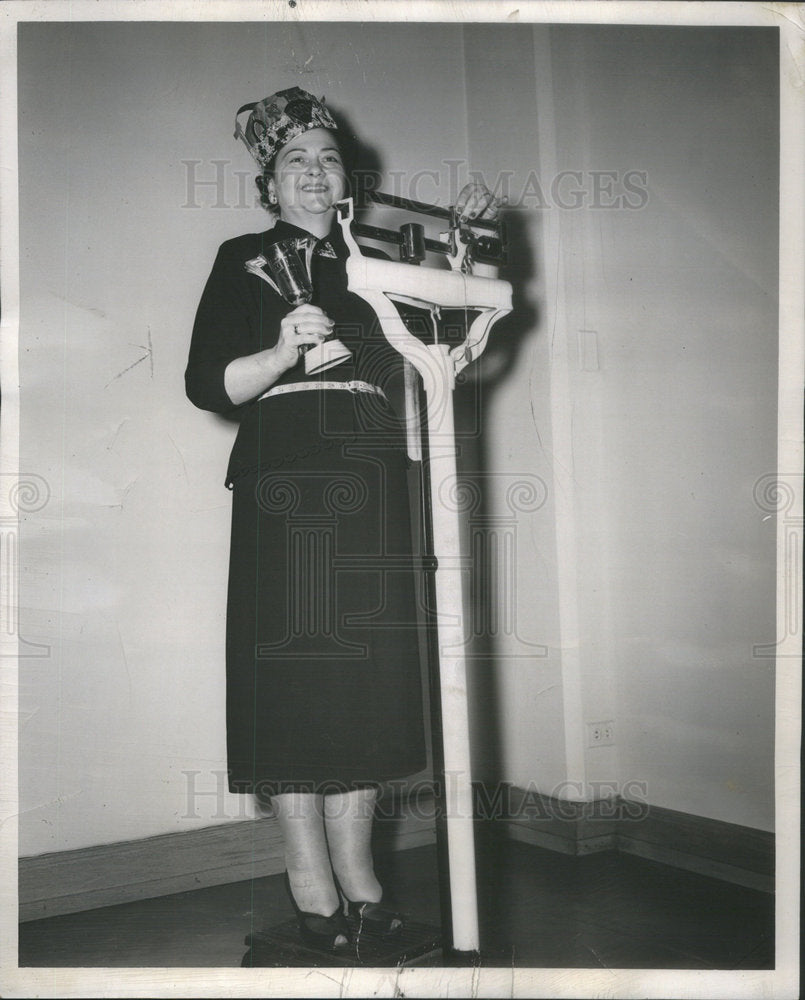 1954 Lillian Pedke Weighs Win Trophy Take Off Pounds Sensibly - Historic Images