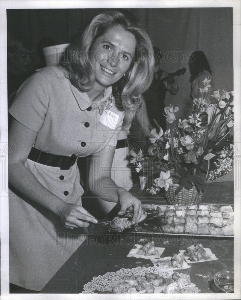 1968 Press Photo Mrs. Herbert Paschen Junior WTTW Chicago Party - Historic Images