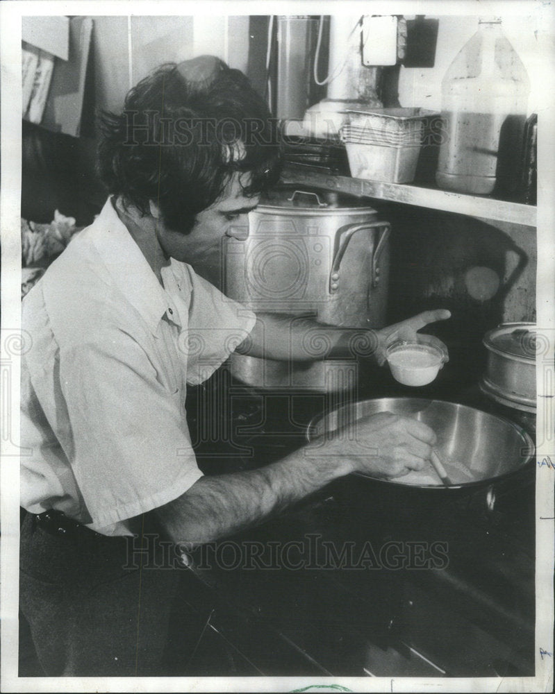 1976 Press Photo Javad Parsa Makes Yogurt - Historic Images