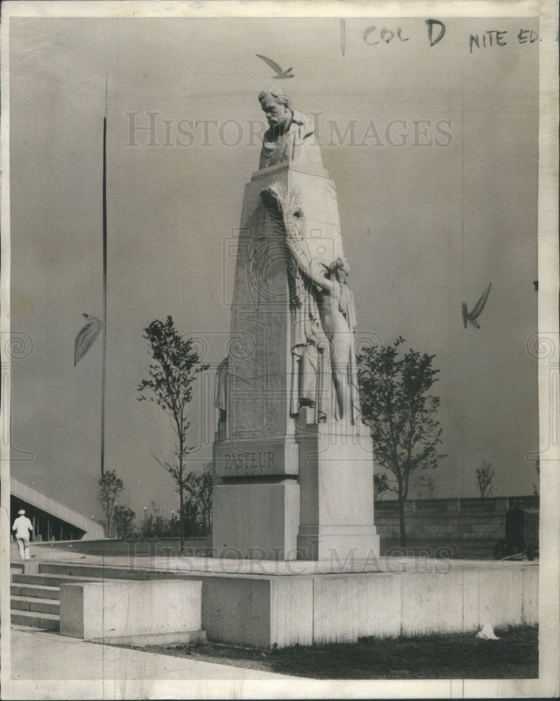 1937 Louis Pasteur Statue - Historic Images