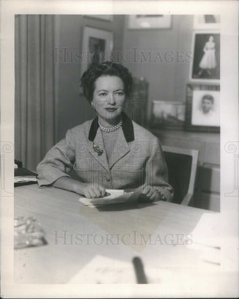 1955 Fashion Designer Mollie Farnis - Historic Images