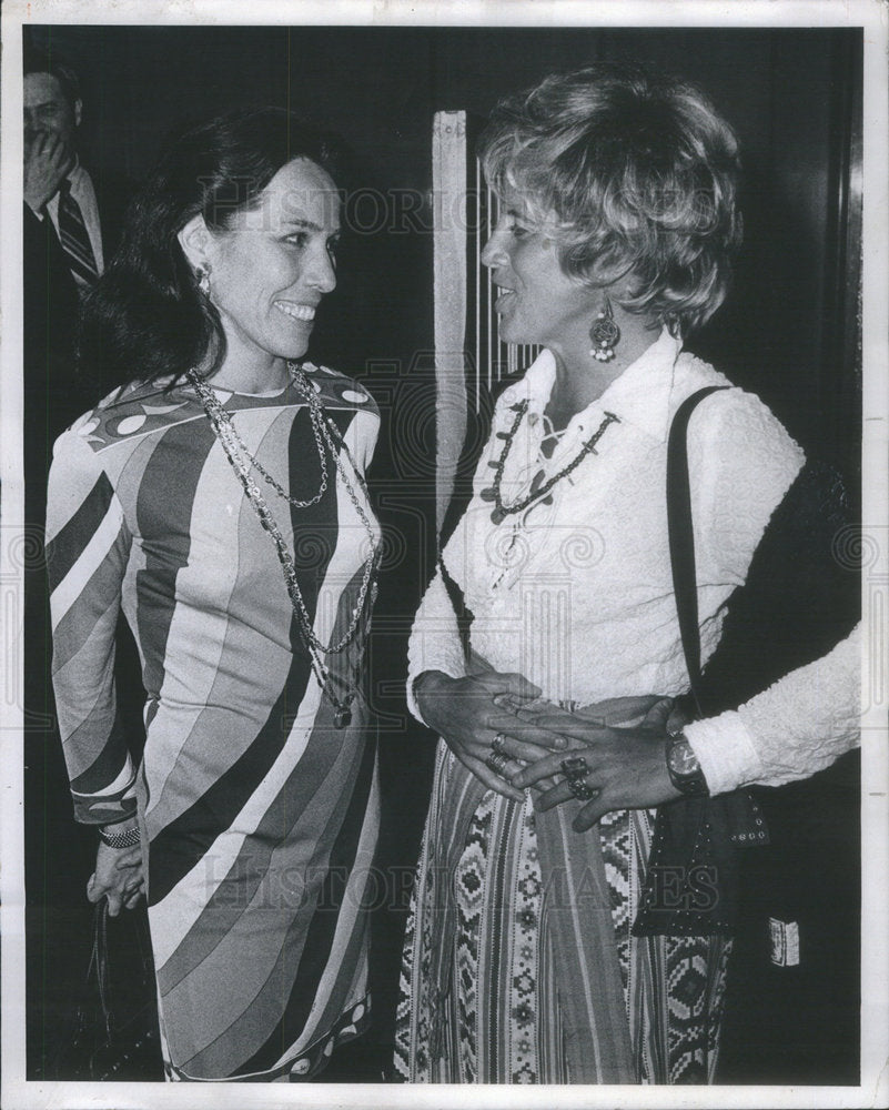 1971 Mrs Farwell Smith And Mrs Henry Paschen Jr. At Buffalo Dinner - Historic Images
