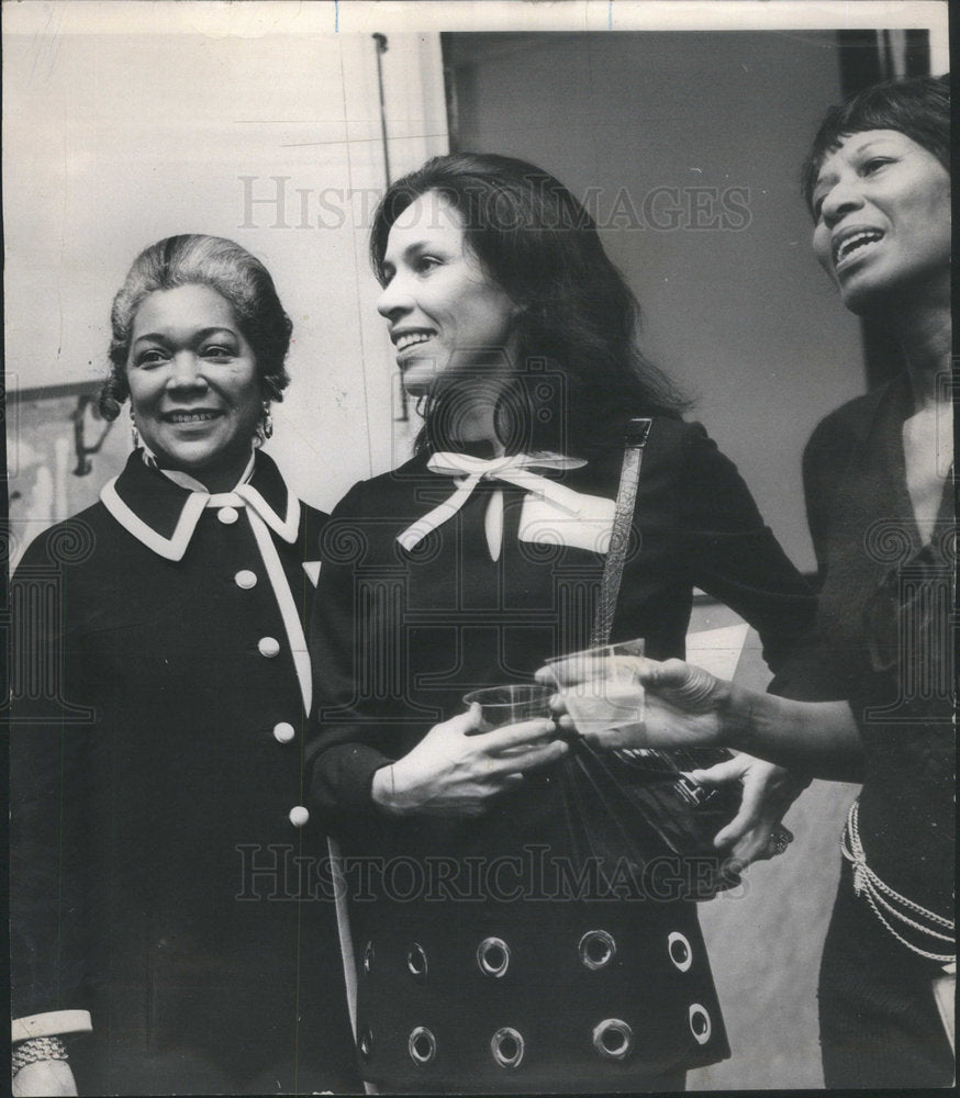 1971 Press Photo Mrs Remick McDonald and Mrs Thresa Hooks with Mrs Henry Paschen at Urban Gateway - Historic Images