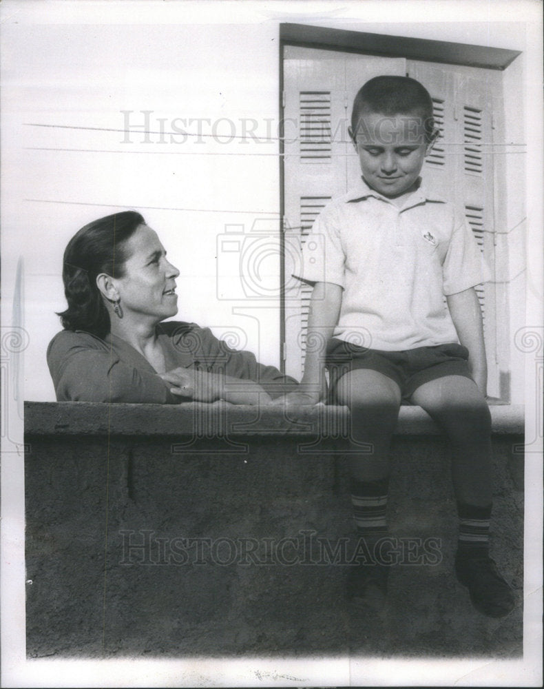 1961 Press Photo Stellakis Parthenopoulos With His Mother - Historic Images