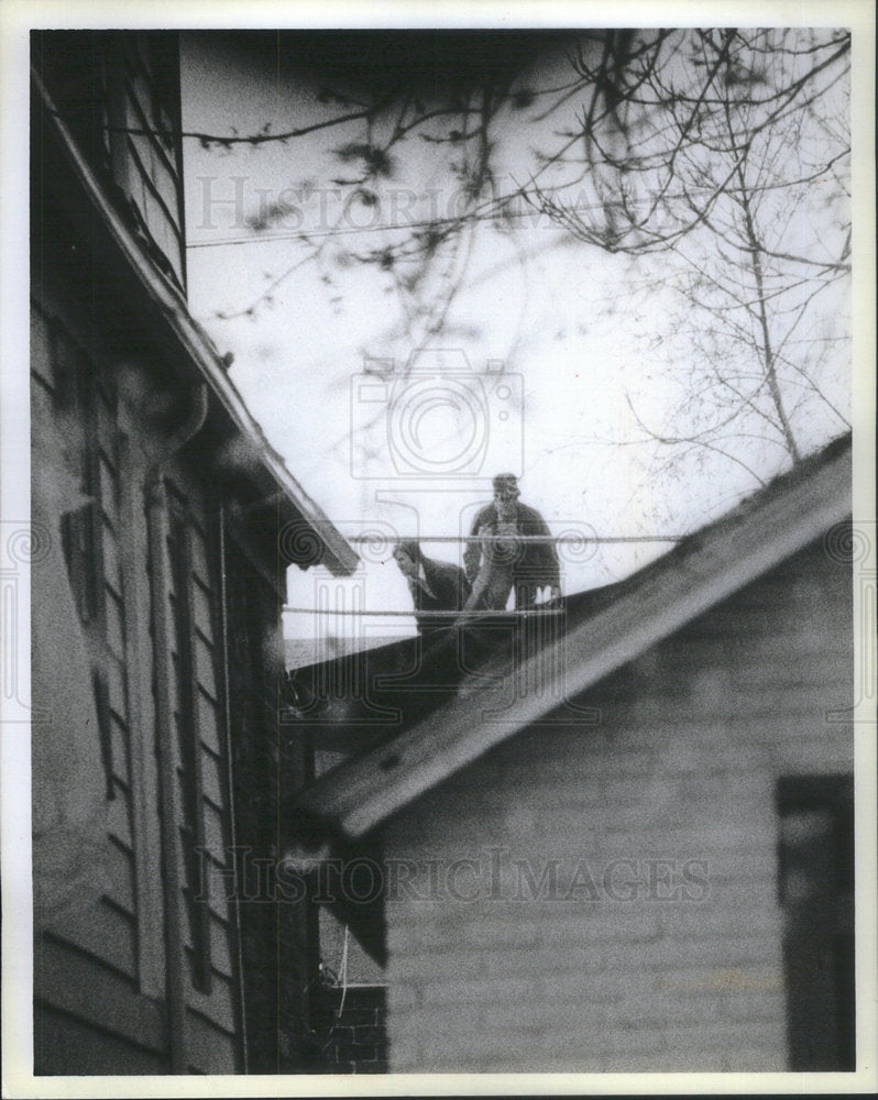 1986 Press Photo HBT TEAM MEMBERS ROOF LIL - Historic Images