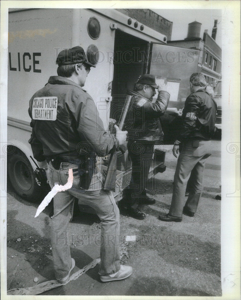 1986 Press Photo Chicago Police Officers Get Weapons Facing a Hostage Situation - Historic Images
