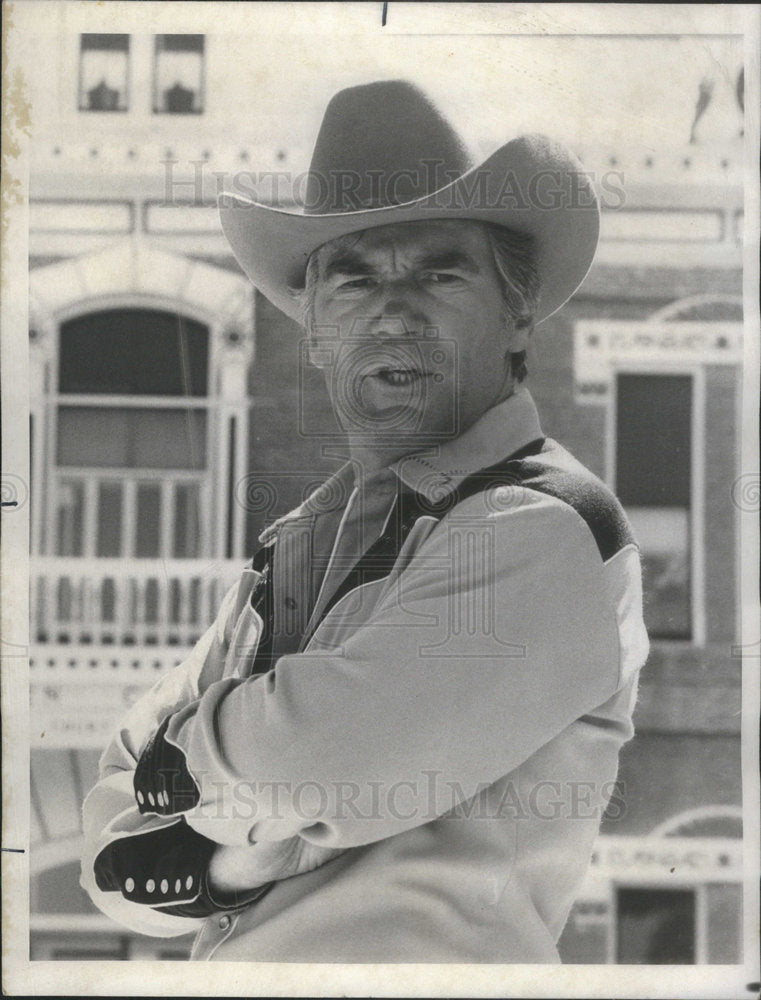 1977 Press Photo Mitchell Ryan Stars In &quot;Escape From Bogen County&quot; - Historic Images