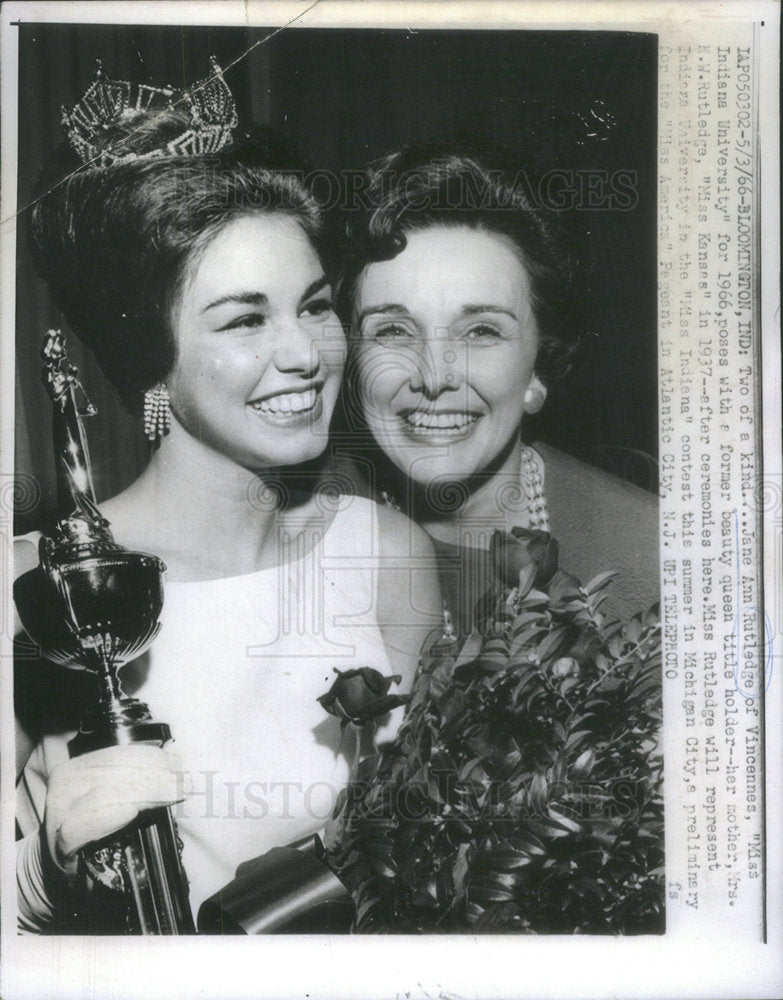 1966 Mother And Daughter Beauty Queens Miss Indiana And Miss Kansas - Historic Images