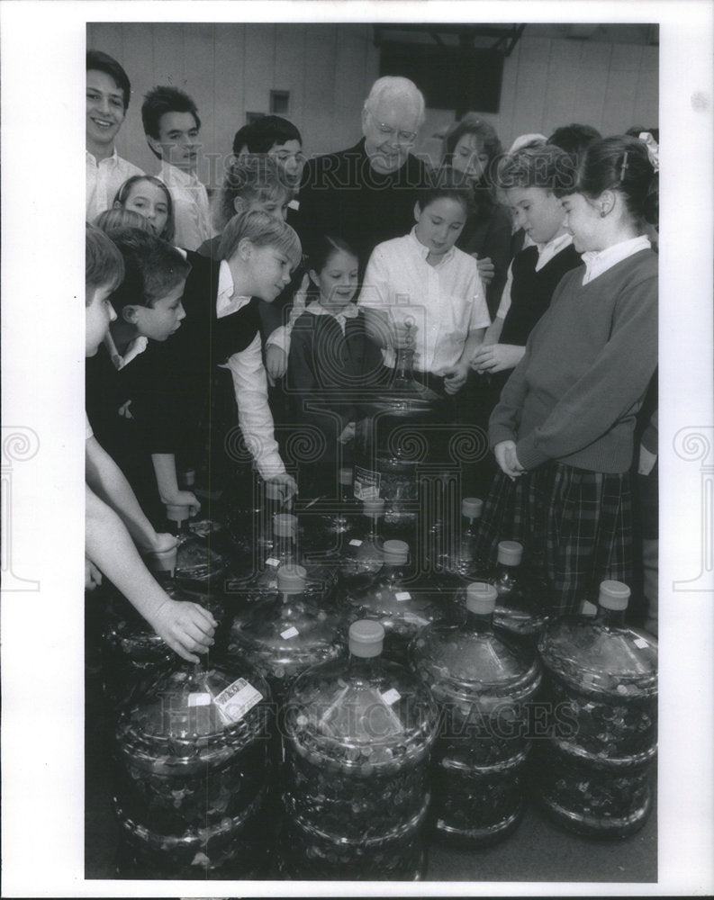 1988 Press Photo Cath Schl Kids Give 700,000 Pennies To Retired Rev Joseph Ryan - Historic Images