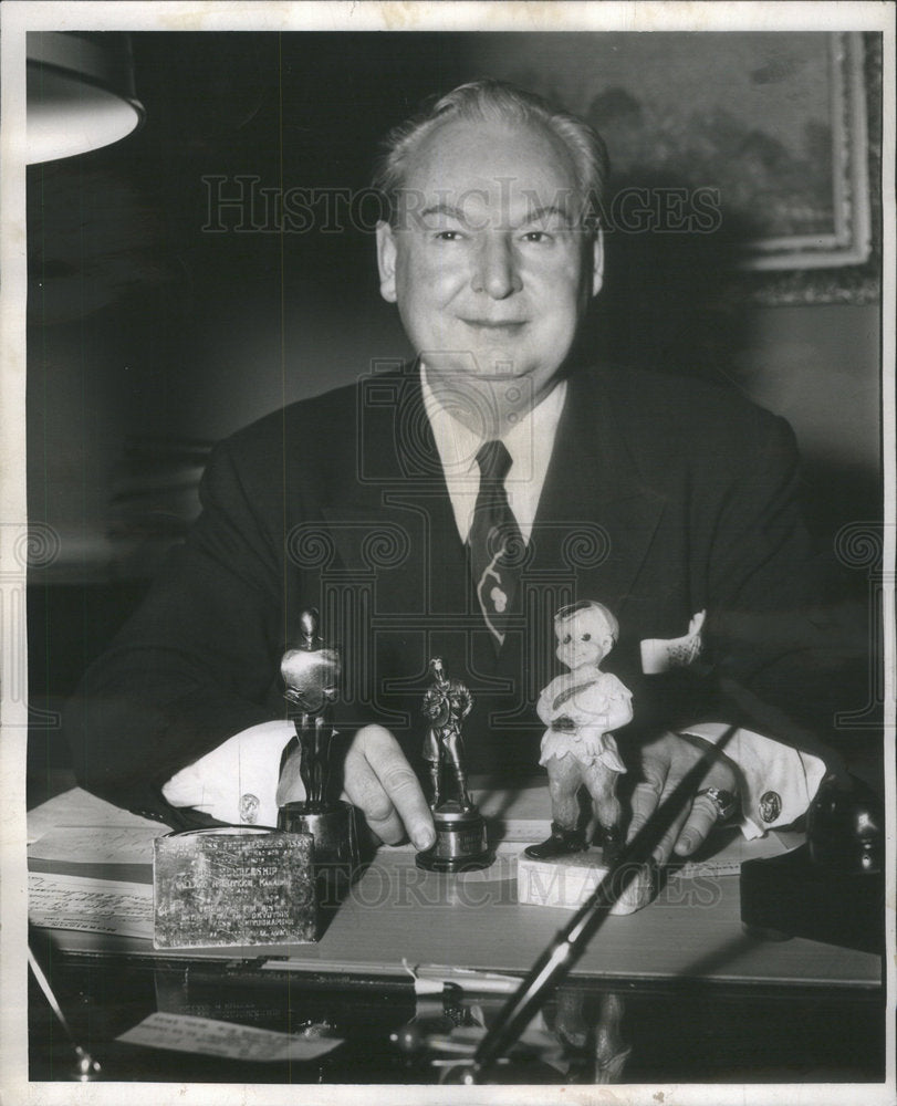 1954 Press Photo Willard Rutzen, General Manager Of Morrison Hotel - Historic Images