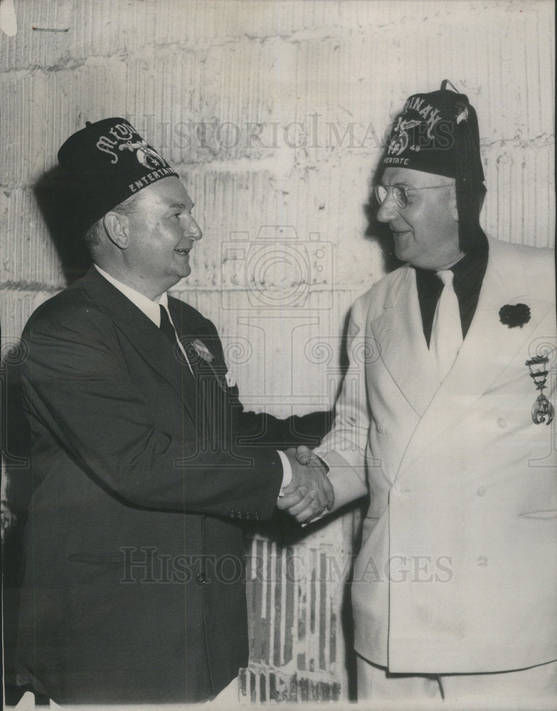 1949 Press Photo Willard M Rutzen manager of Morrison Hotel greets George H Vann of the Medina Templ - Historic Images