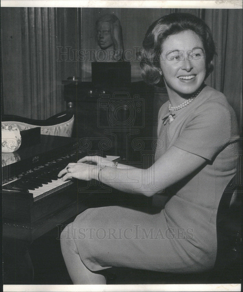 1965 Boy's Shelter Mrs Anthony Perrin On Rosewood Victorian Melodian - Historic Images