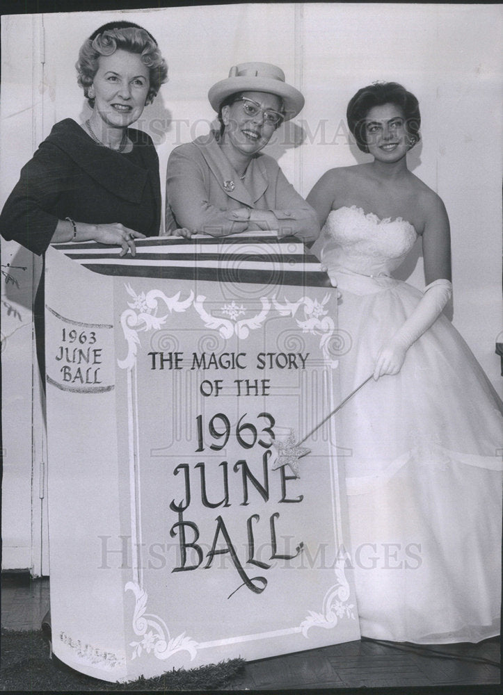 1962 Mrs Henry Sandler Mrs Arthur Martin and Miss Marcia Peterson at - Historic Images