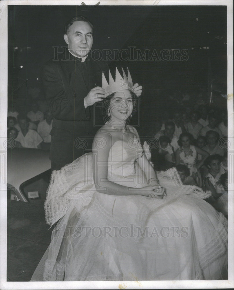 1953 Rev Louis Donazan Crowns Italian Festival Queen Mary Pastor - Historic Images