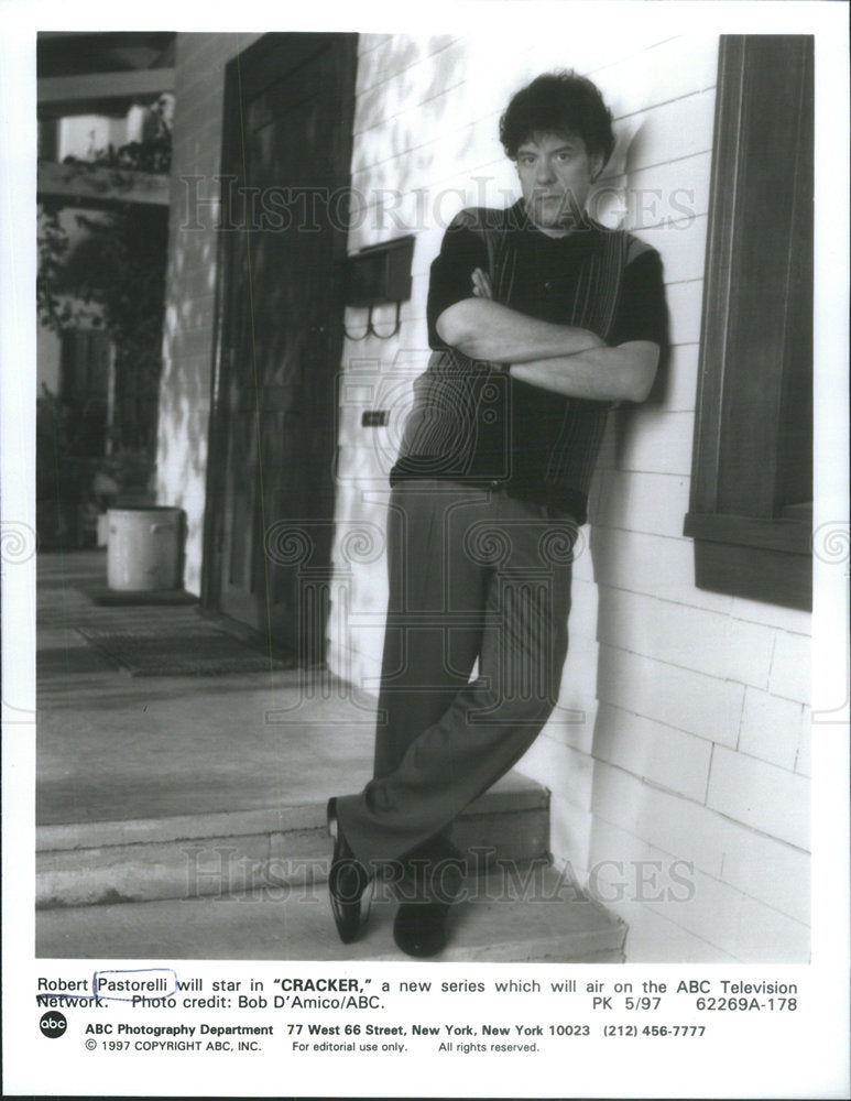 1977 Press Photo Robert Pastorelli in "Cracker" on ABC - Historic Images