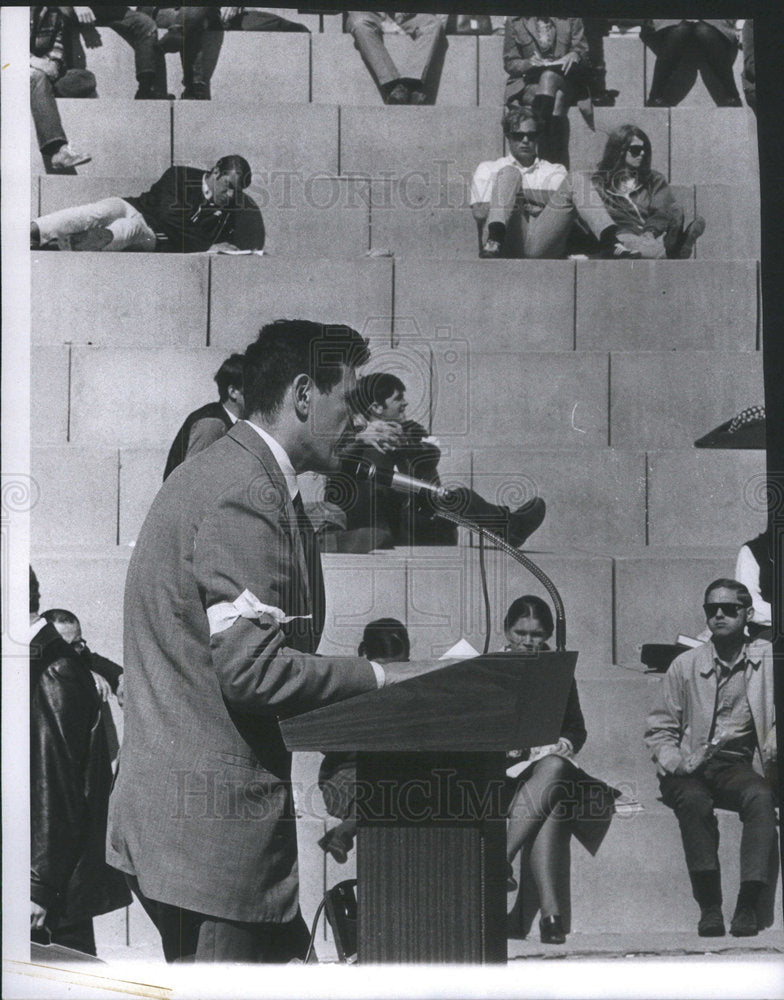 1969 Press Photo john pappademos Professor physics - Historic Images