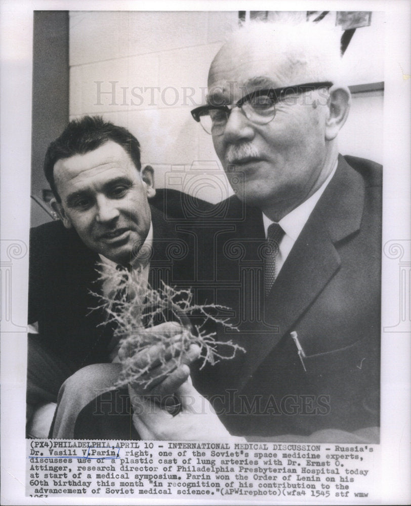 11963 Press Photo Russian Dr Vasili V Parin With Dr. Ernst O Attinger Discuss - Historic Images