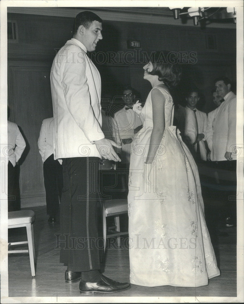 1965 Naomi Pavsner With Her 6.5ft Escort Israel's Ambassador's Hall-Historic Images