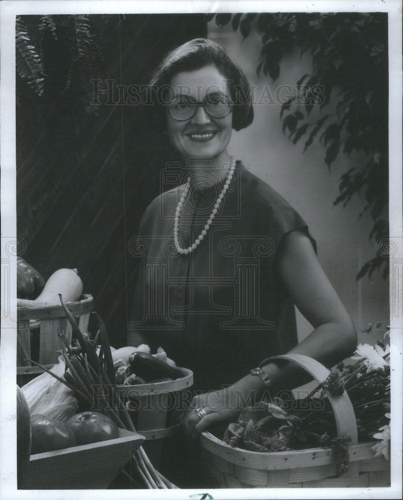 1983 Press Photo Lou Seibert pappas Cook book Author - Historic Images