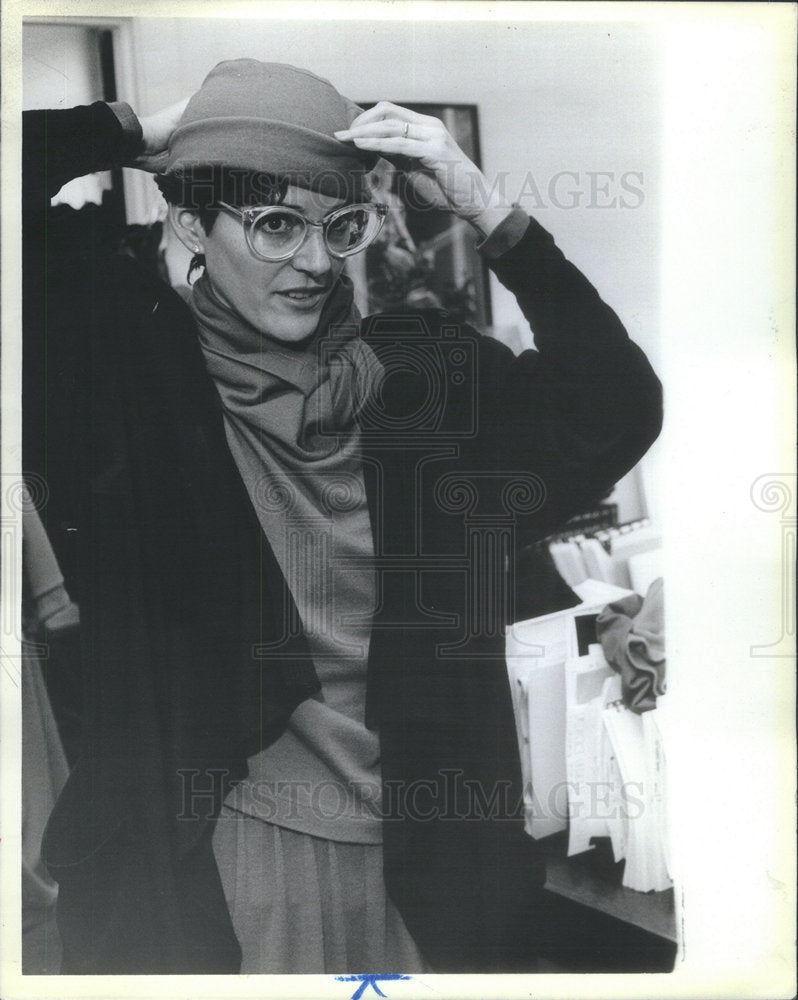 1985 Press Photo Fashion Designer Peggy Martin In Jersey Cap - Historic Images