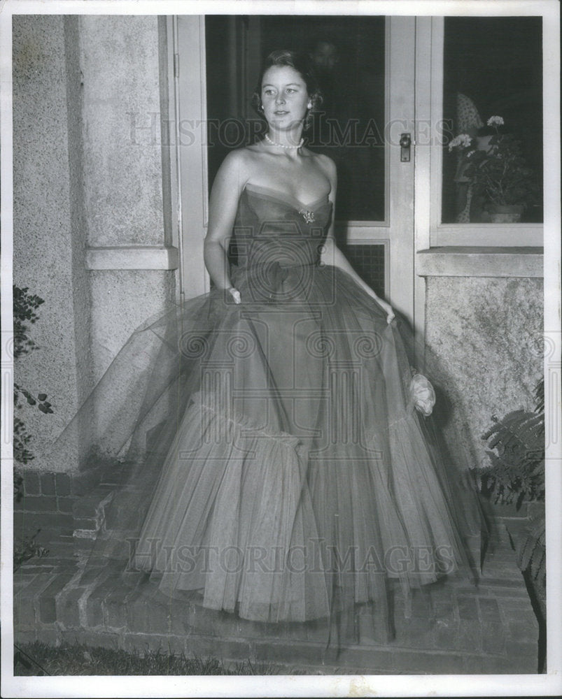 1942 Mrs Mason Phelps Jr In Strapless Gown Posing - Historic Images