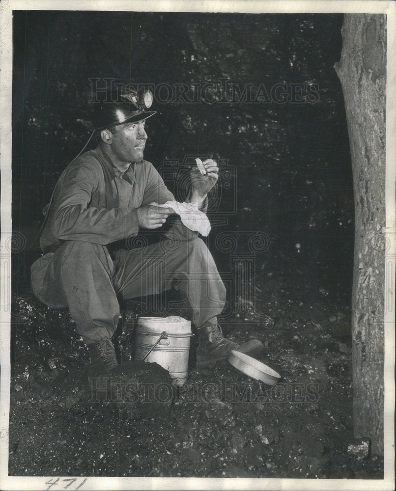 1945 Press Photo Jim Peneff, chicago Sun- Times labor editor taking lunch in a mine - Historic Images
