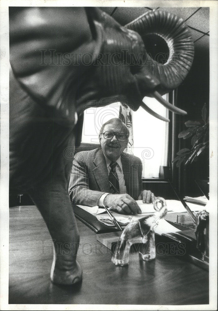 1979 Press House Minority Leader George H Ryan And Elephant Collection - Historic Images