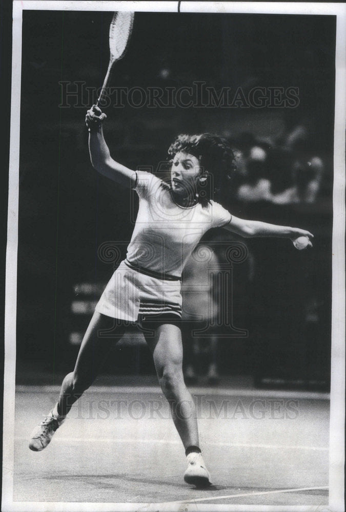 1977 Press Photo Tennis player Virginia Ruzici against chris Evert in the Virginia Slims Tournement - Historic Images