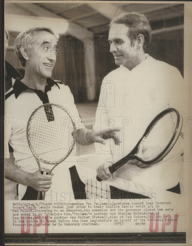 1977 Press Photo Comedian Pat Paulsen And Iowa Governor Robert Ray Play Tennis - Historic Images