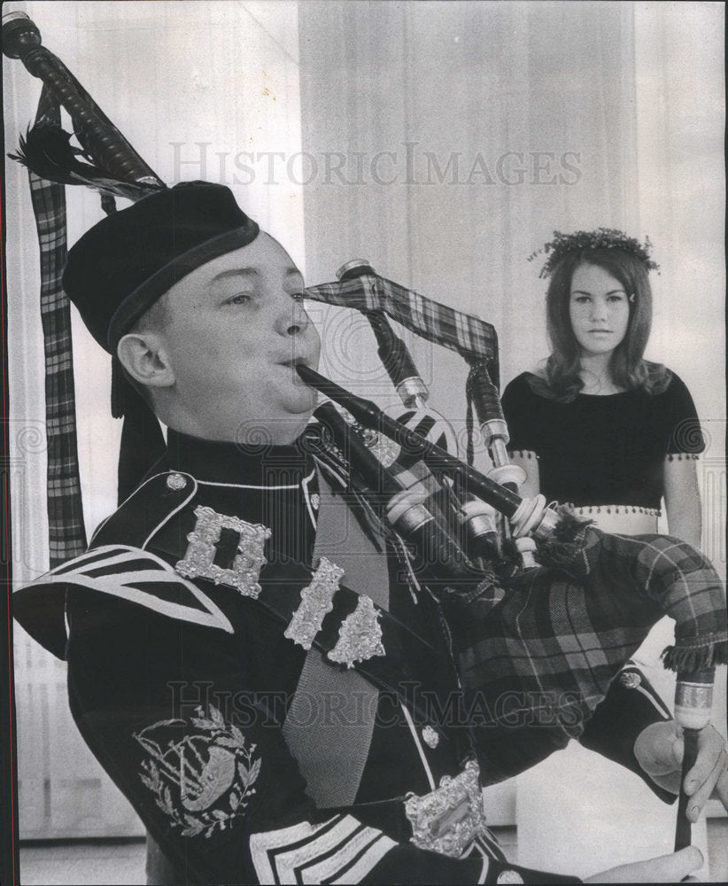 1966 Press Photo Bagpiper Roderick MacDonald Sharon Ray Scottish Convention - Historic Images