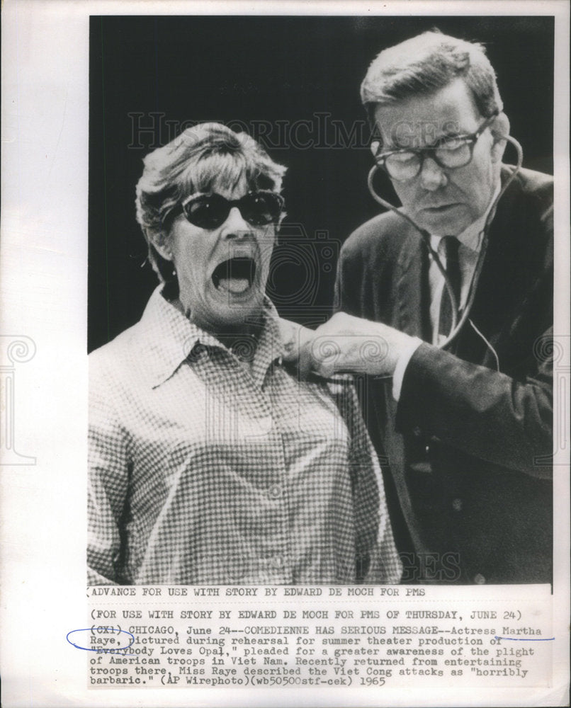 1965 Actress Martha Raye Vietnam Protest Play "Everybody Loves Opal" - Historic Images