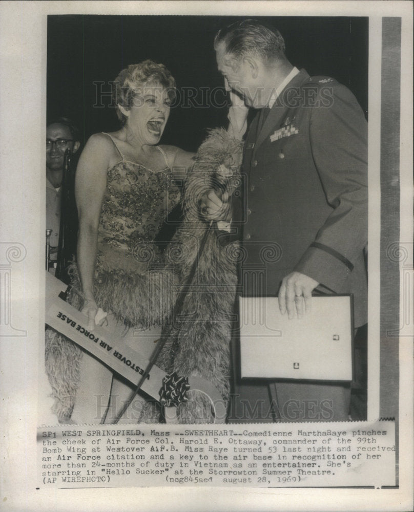 1953 Press Photo Comedienne Martha Raye Air Force Col. Harold Ottaway cheek - Historic Images